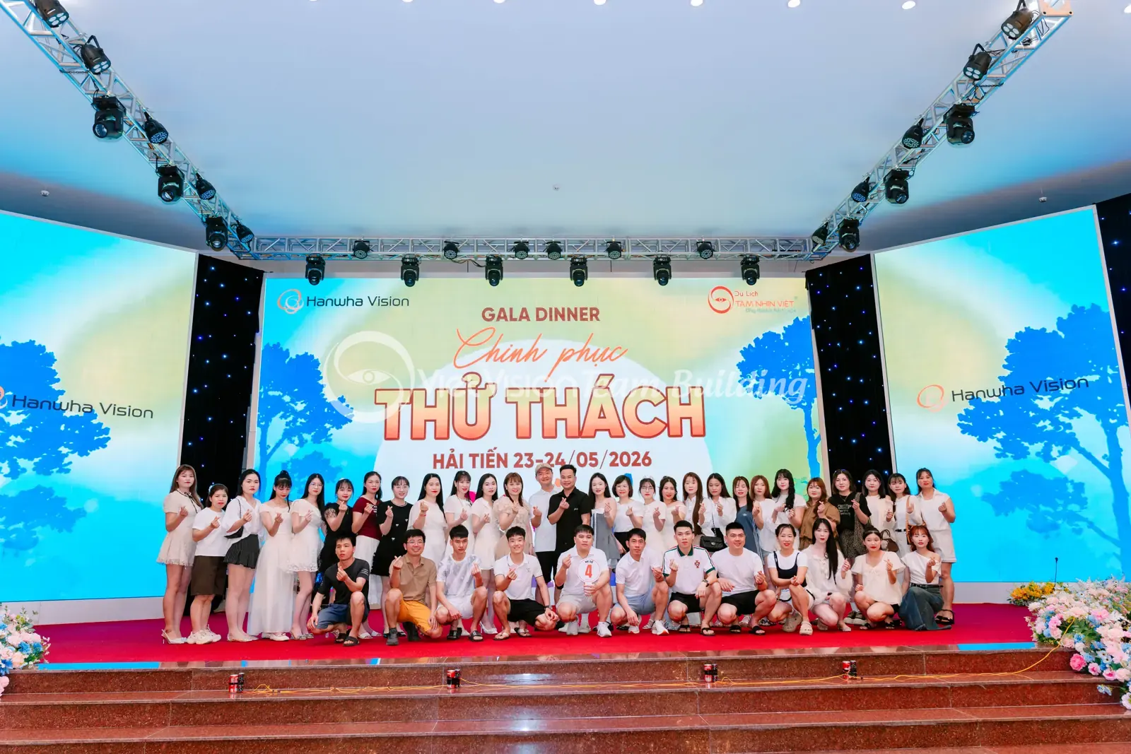 Đoàn khách chụp ảnh tập thể dưới mái che trong chương trình doanh nghiệp