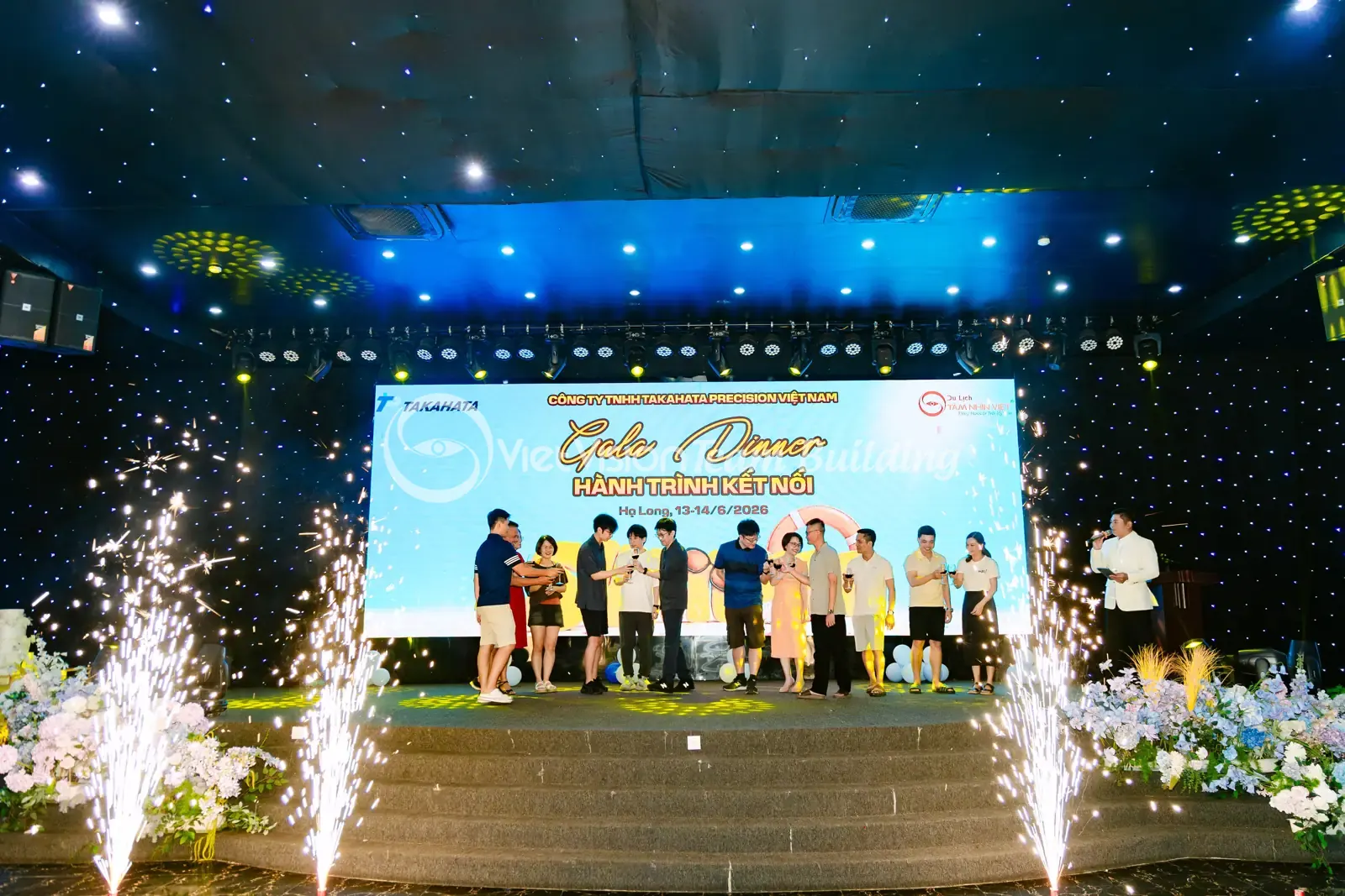 Khách mời tham gia phần sân khấu đêm tiệc Gala Dinner