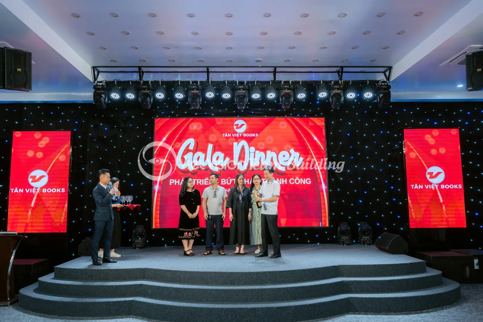 Tân Việt — sân khấu gala ba màn