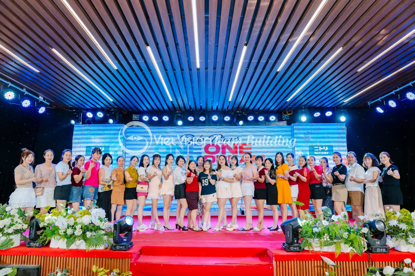 Tập thể chia sẻ niềm vui sau khi được ghi nhận