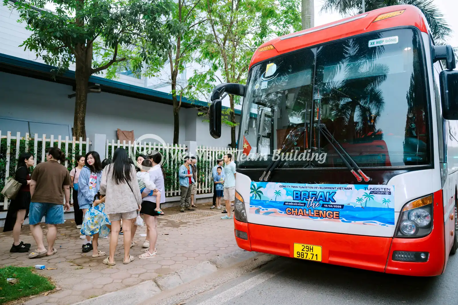 Xe du lịch đón đoàn công ty trước chuyến đi
