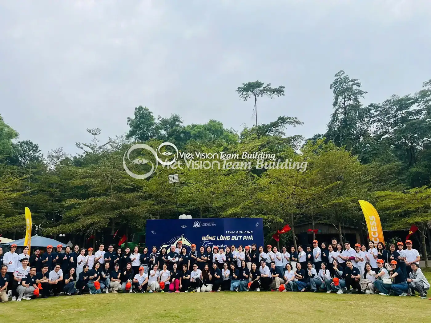 Toàn cảnh đoàn công ty tham gia team building sân cỏ Toàn cảnh đoàn công ty tham gia team building sân cỏ