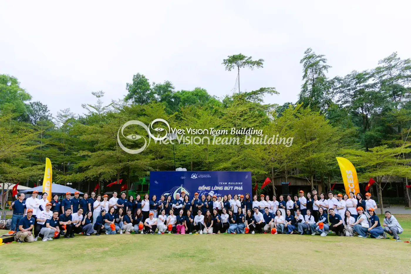 Đoàn công ty chụp ảnh tập thể trong chương trình team building sân cỏ Đoàn công ty chụp ảnh tập thể trong chương trình team building sân cỏ