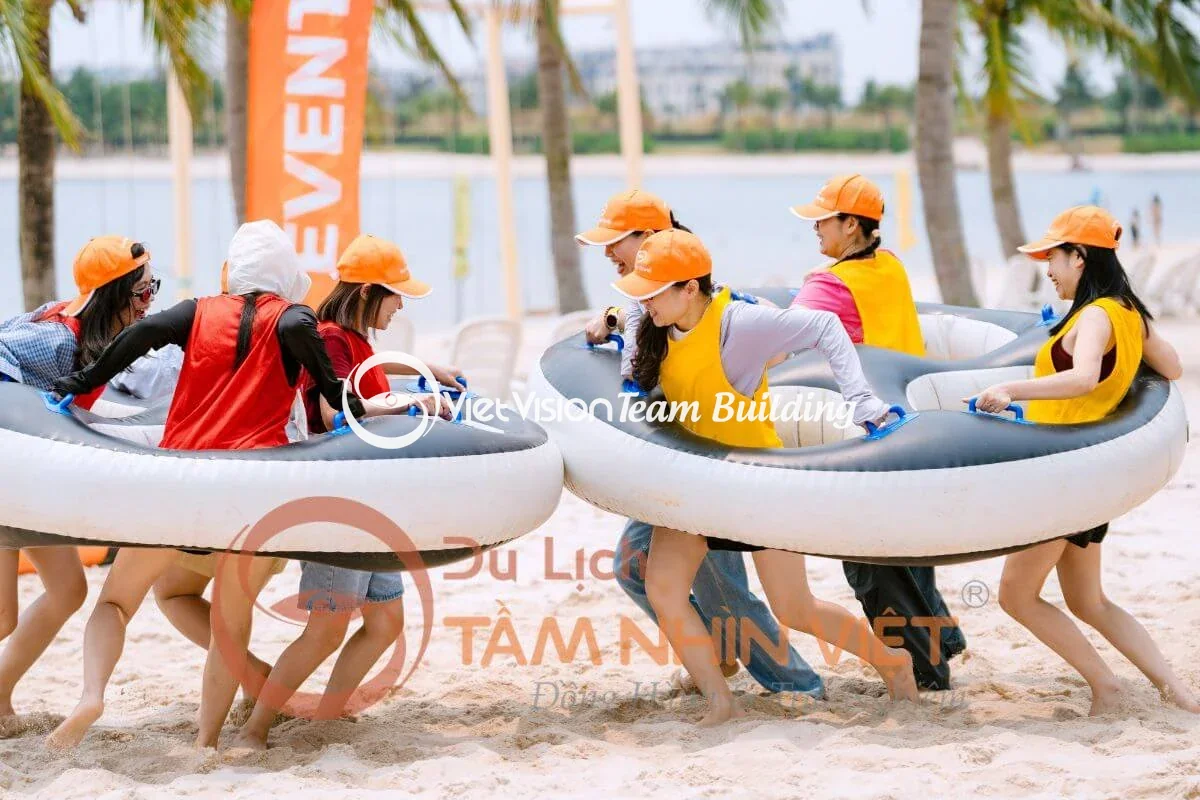 Các thành viên phối hợp vượt thử thách trong chương trình Team Building Đồi Rồng Các thành viên phối hợp vượt thử thách trong chương trình Team Building Đồi Rồng