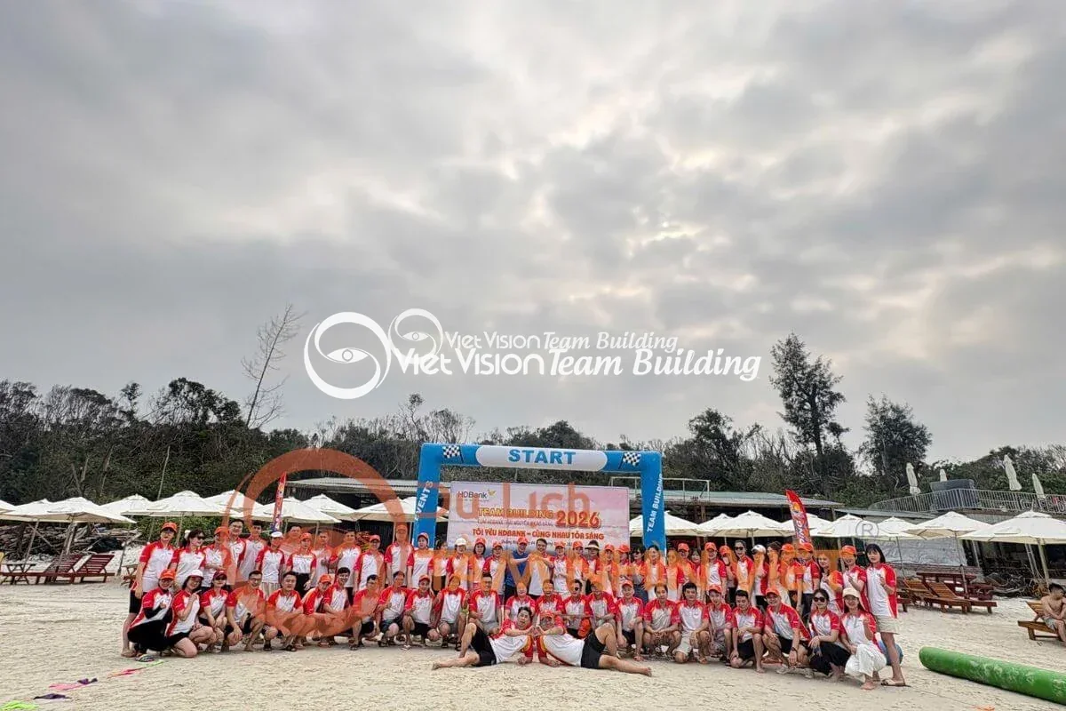 Người tham gia vận động theo đội trên bãi biển Người tham gia vận động theo đội trên bãi biển