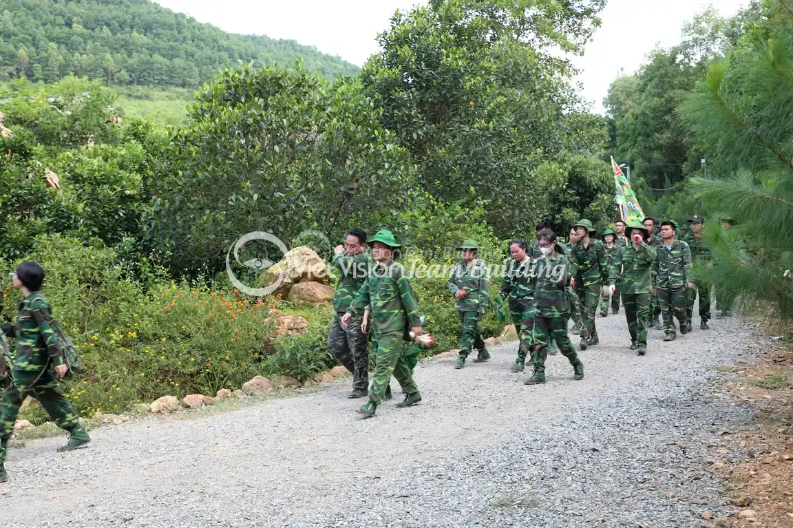 Đội hình hành quân trong chương trình team building quân đội tại Hamatra Đại Lải Đội hình hành quân trong chương trình team building quân đội tại Hamatra Đại Lải