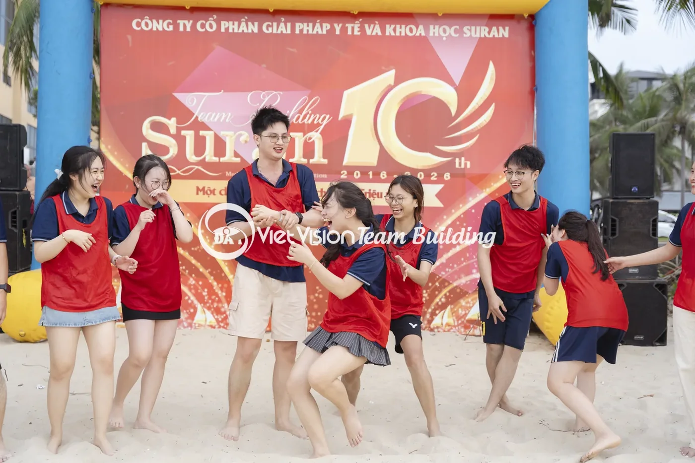 Trò chơi team building Đà Nẵng Hội An với áo đội và backdrop chương trình