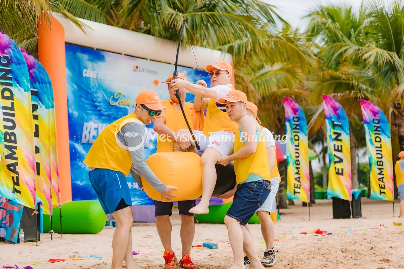 LX Pantos hoạt động team building bãi biển