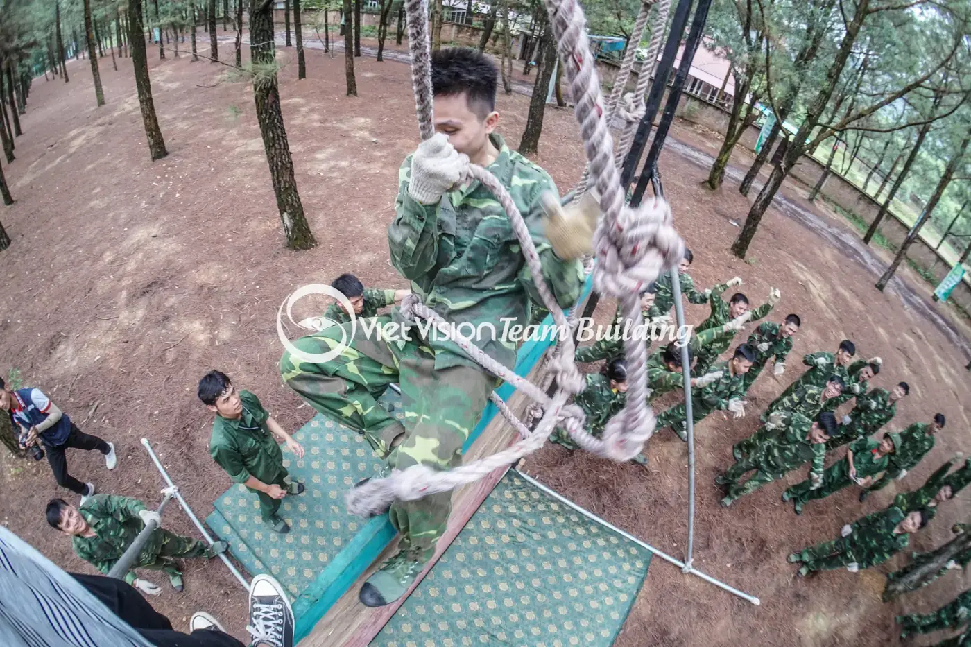Tháp dây phối hợp trong team building quân đội