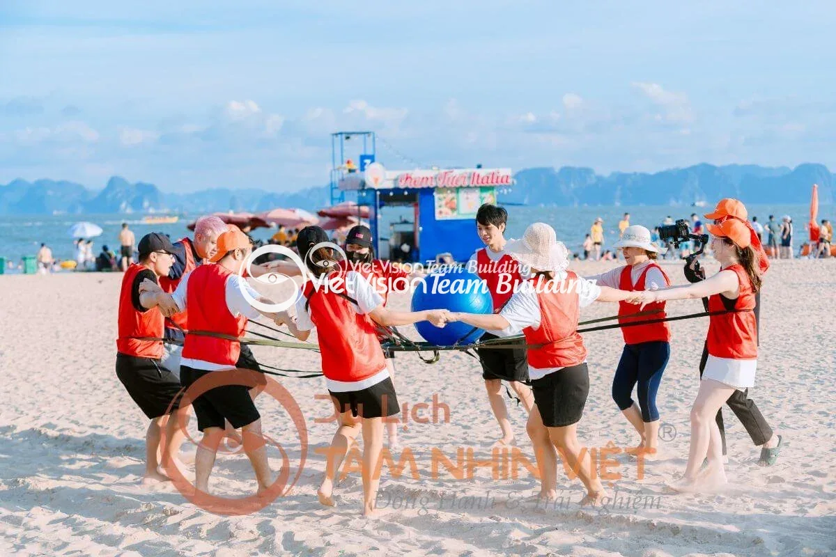Đoàn khách tham gia trò chơi team building tại bãi biển Hạ Long