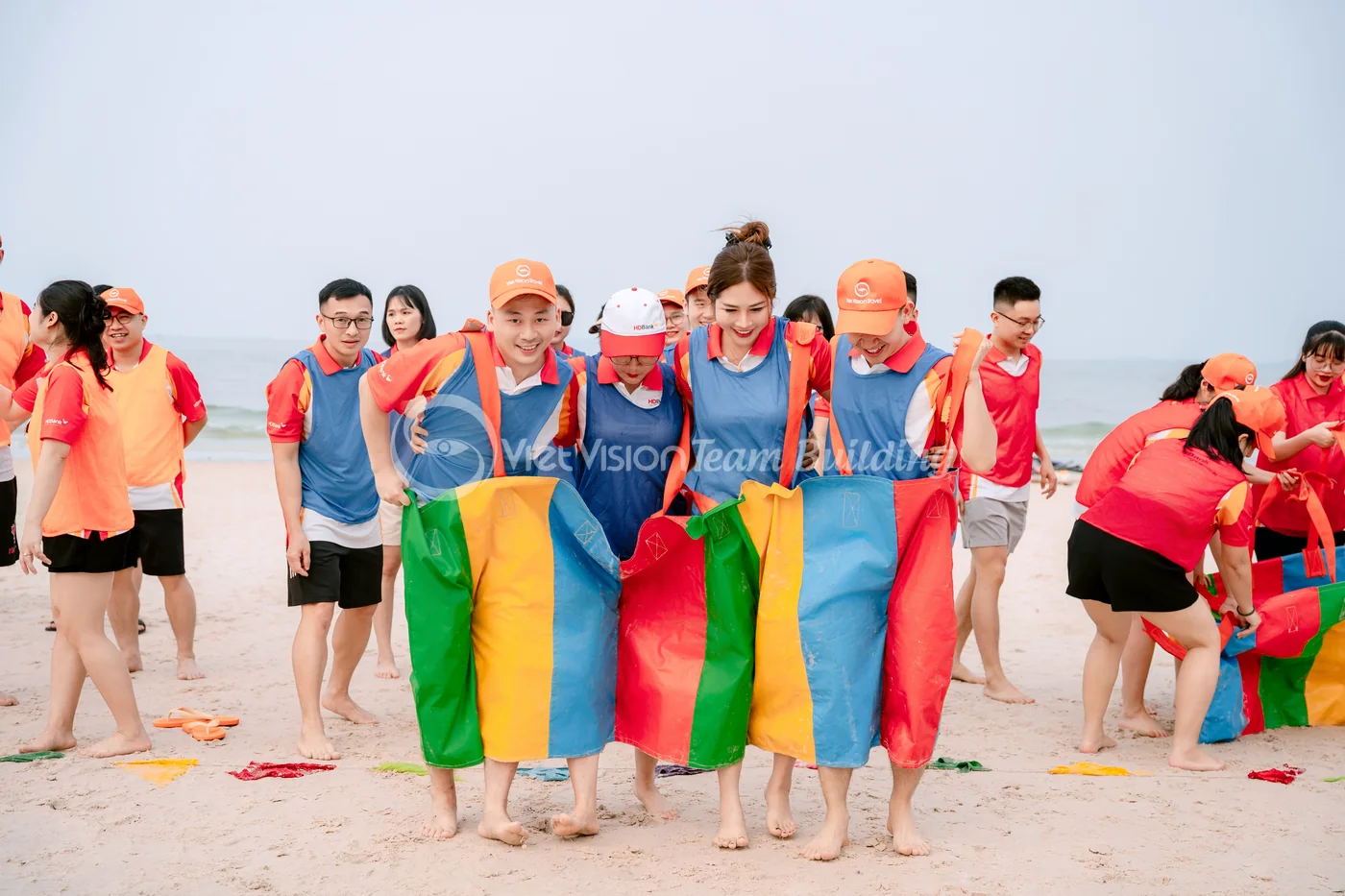 Các thành viên phối hợp trong thử thách nhóm khi tổ chức team building
