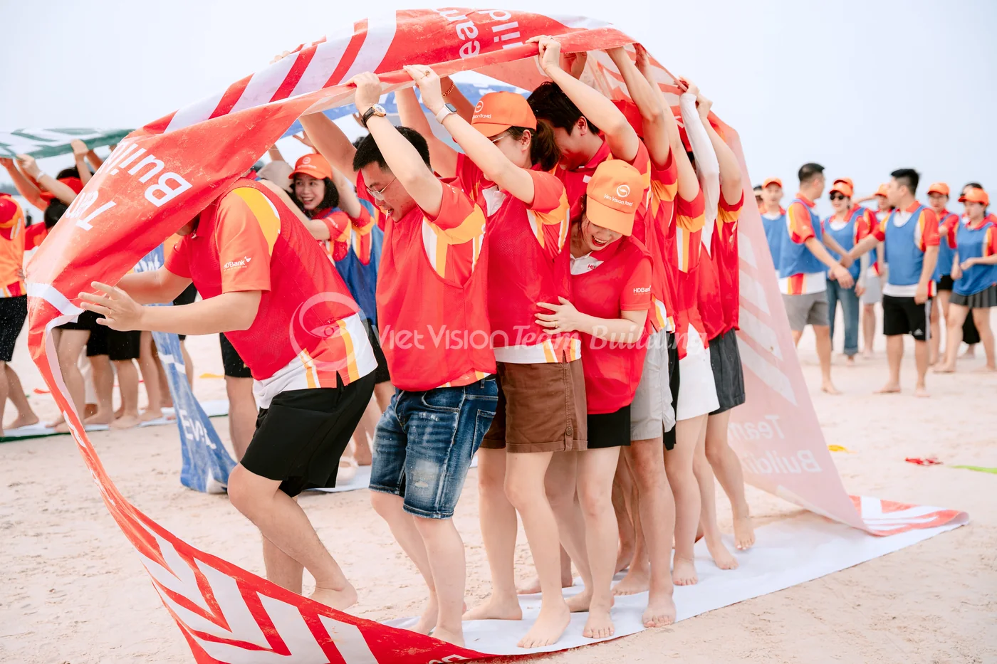 Đội chơi cùng vượt thử thách nhóm trong chương trình team building bãi biển
