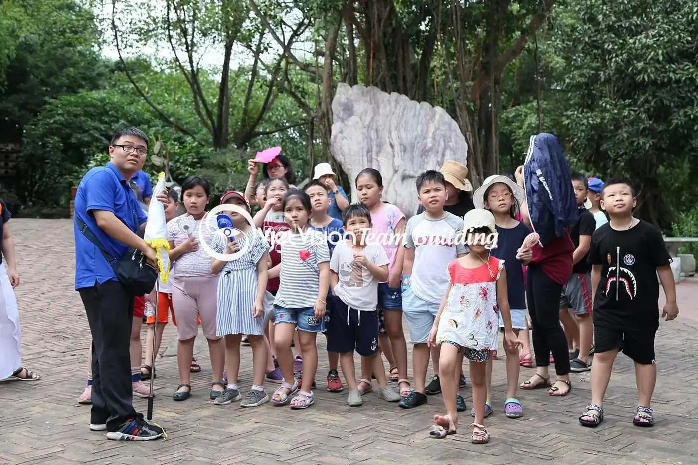 Nhóm gia đình cùng tham gia một chương trình tập thể Nhóm gia đình cùng tham gia một chương trình tập thể