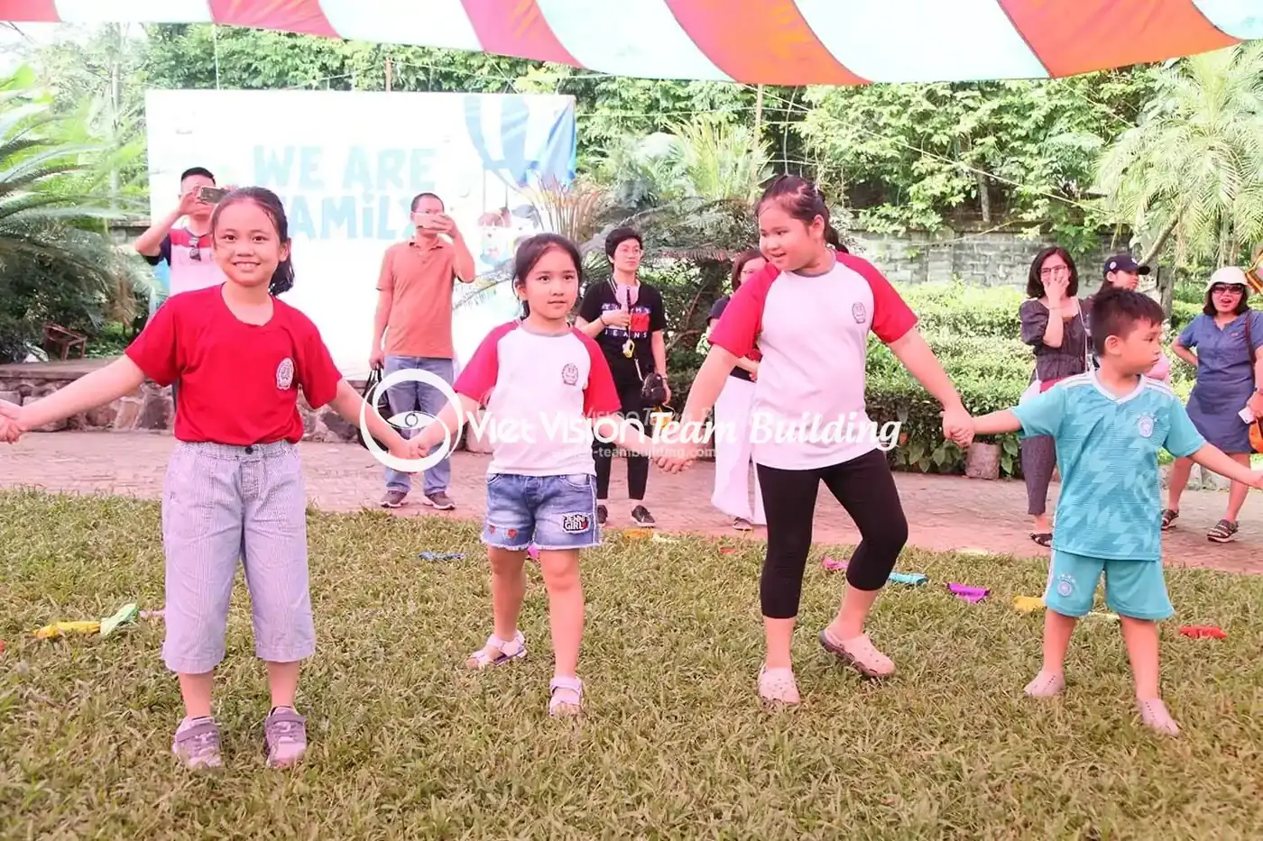 Trò chơi nhẹ giúp người lớn và trẻ em cùng tham gia Trò chơi nhẹ giúp người lớn và trẻ em cùng tham gia