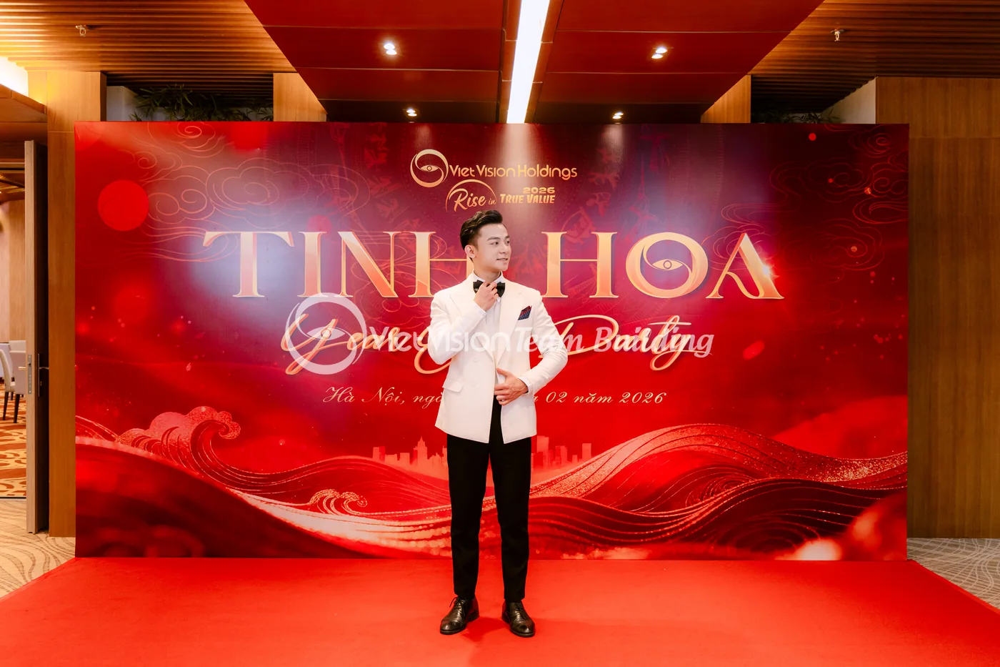 MC kết nối khách trong tiệc cuối năm