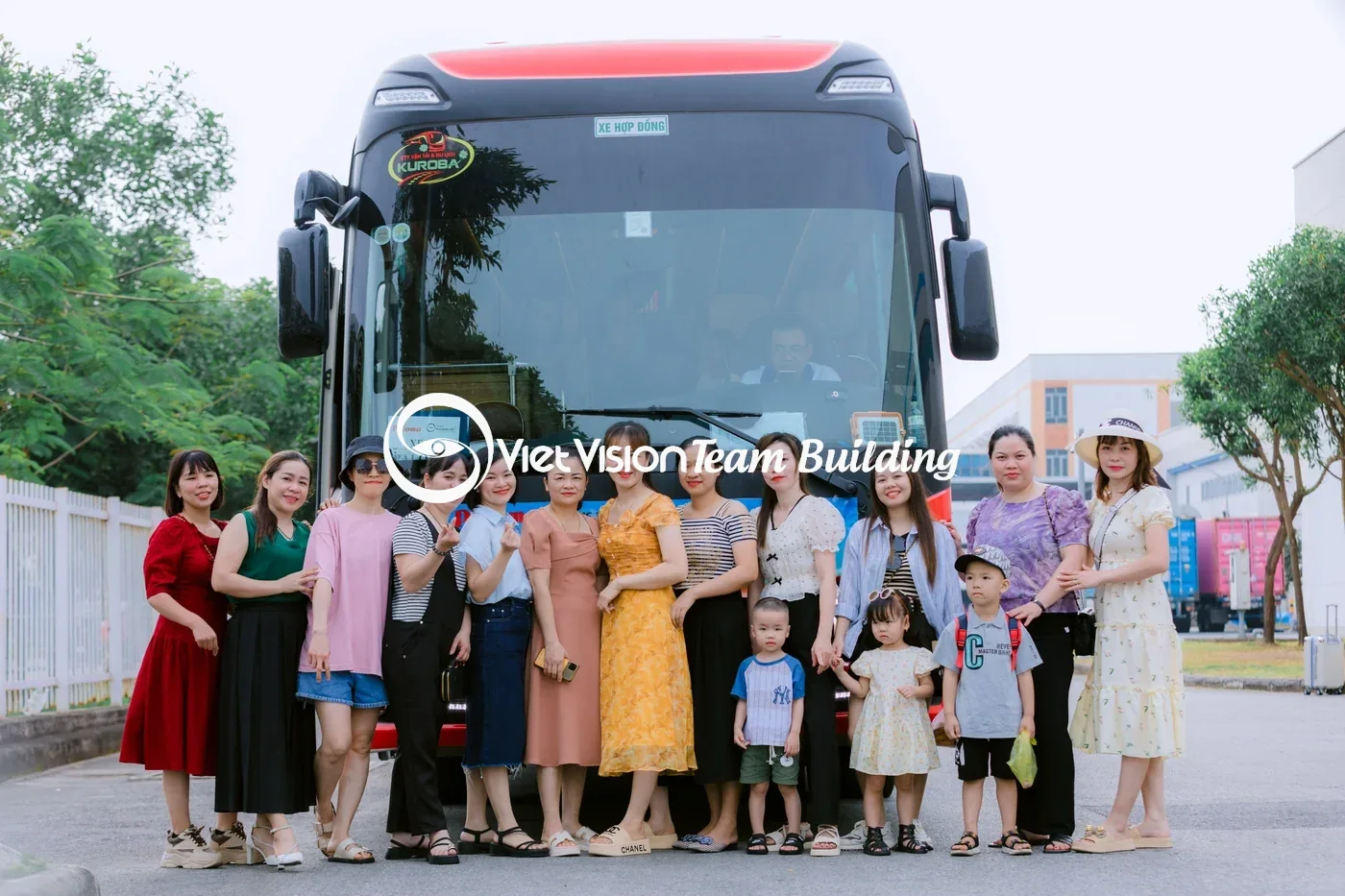Nhóm khách gia đình tập trung theo lịch trình chung Nhóm khách gia đình tập trung theo lịch trình chung
