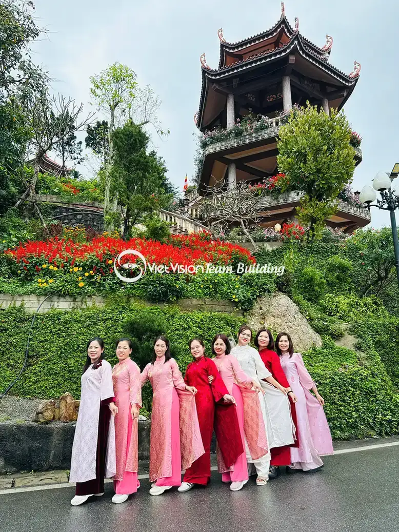 Khách tham gia trải nghiệm văn hóa cùng tập thể Khách tham gia trải nghiệm văn hóa cùng tập thể