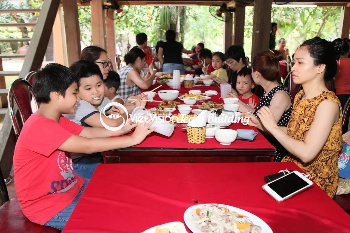 Bàn tiệc chung tạo cơ hội trò chuyện giữa các gia đình Bàn tiệc chung tạo cơ hội trò chuyện giữa các gia đình